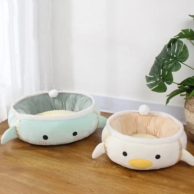 Deux petites peluches assises sur le sol avec Espace Douillet pour Chats - Hamac Rond et Chaud