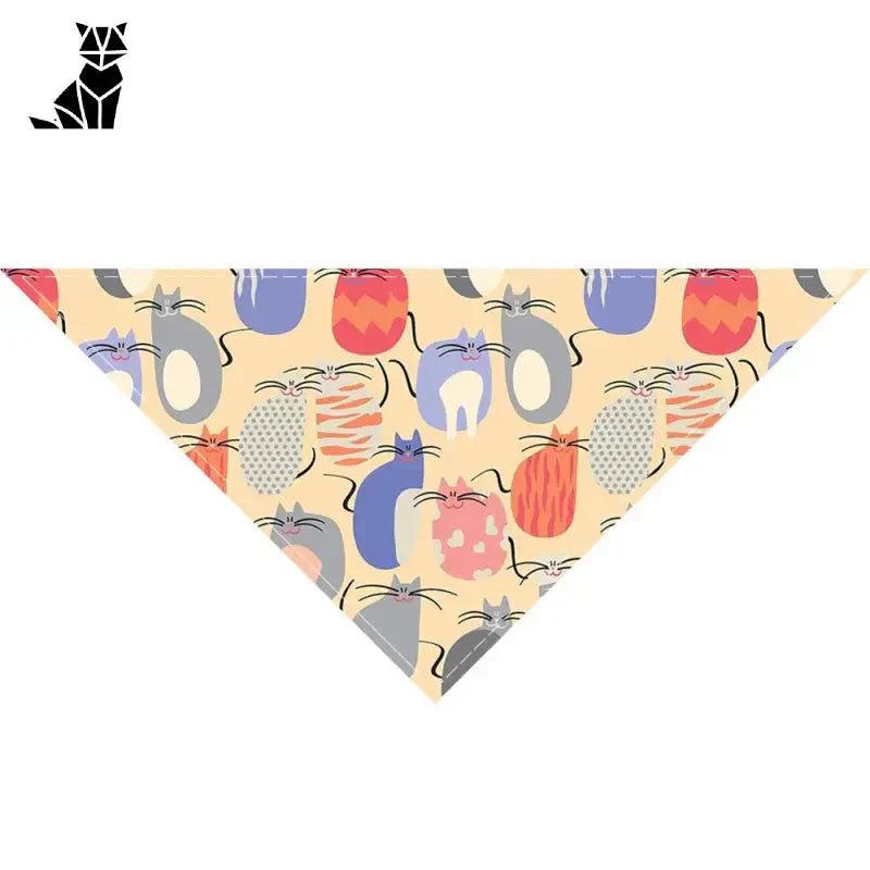 Gros plan sur le bandana du berger australien avec des motifs de chats et d’oiseaux pour les petits