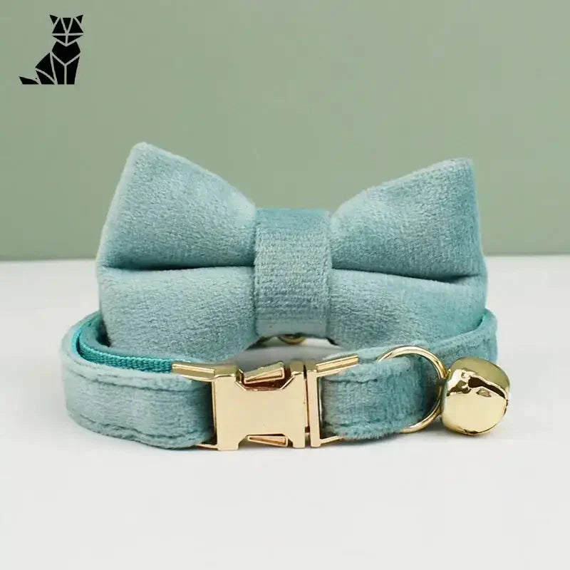 Collier pour chat en velours doux avec nœud papillon et boucle dorée - Texture velours de qualité supérieure, personnalisation élégante