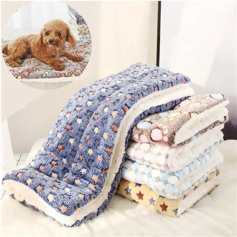 Couverture apaisante pour chats : Chien sur une pile de couvertures douces en polaire