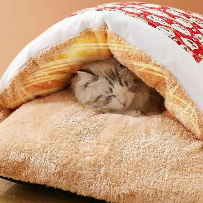 Un chat allumé dormant dans un lit avec une couverture de Cozy Space for Cats - Comfort and Elegance
