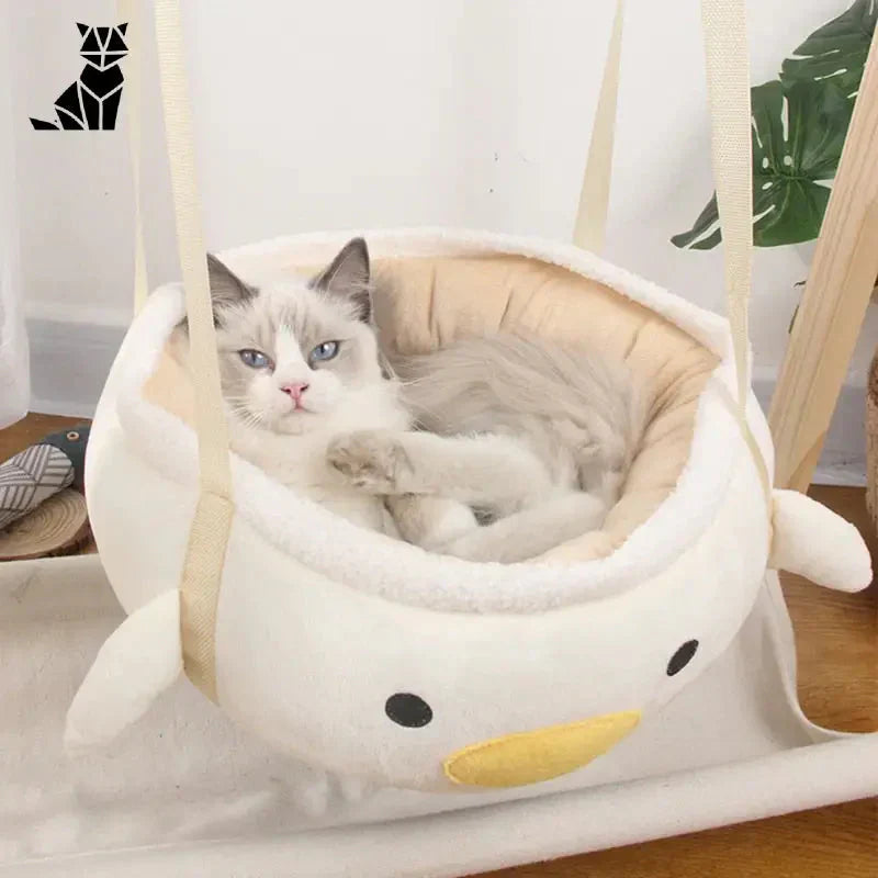 Un chat se repose confortablement dans le Cozy Space for Cats - Hamac rond et chaud, espace douillet