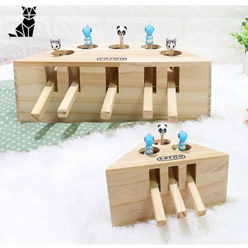 Trois chats jouant sur une table en bois avec le jouet L’instinct Interactive Wooden Mouse Toy