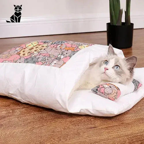 Chat couché sur le lit en coton Cozy Star, un oreiller confortable pour votre ami félin