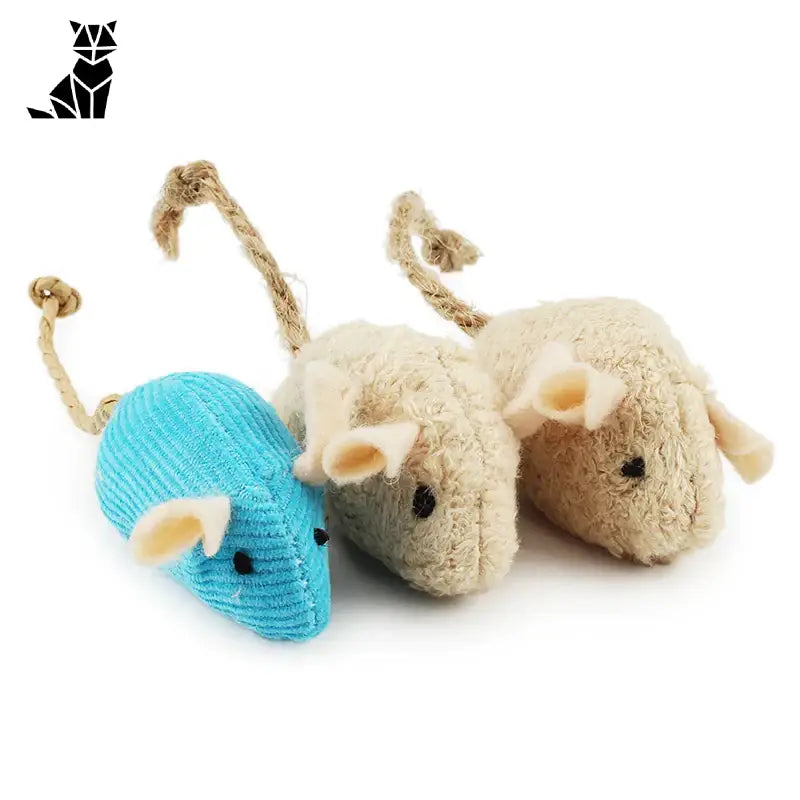 Deux souris en peluche vêtues de pulls bleus, parfaites pour la stimulation sensorielle à l’herbe à chat