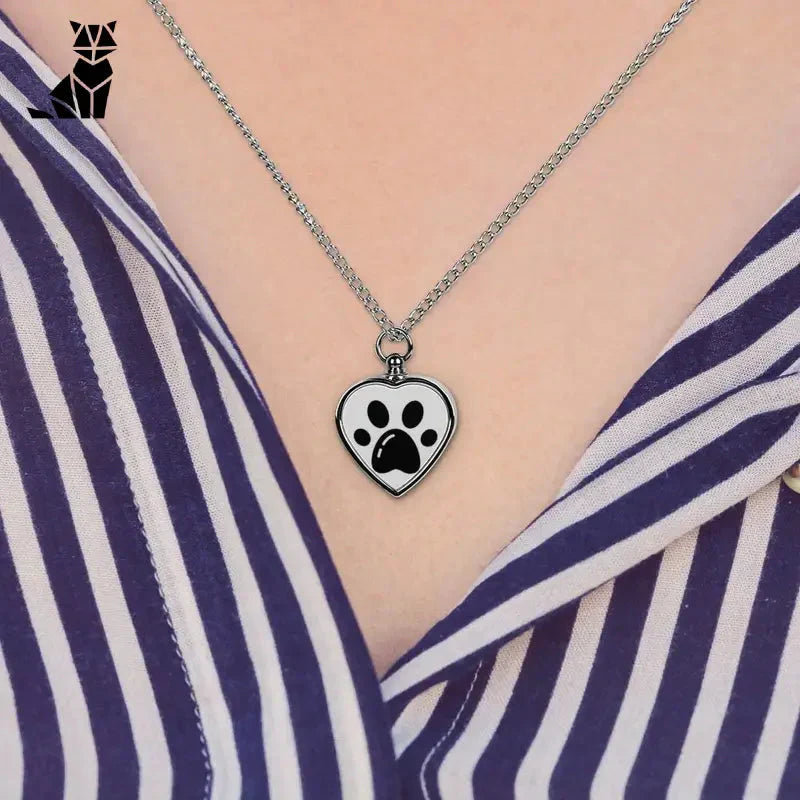 Femme portant un collier souvenir tangible avec pendentif tête de mort - Bijoux souvenirs personnalisés