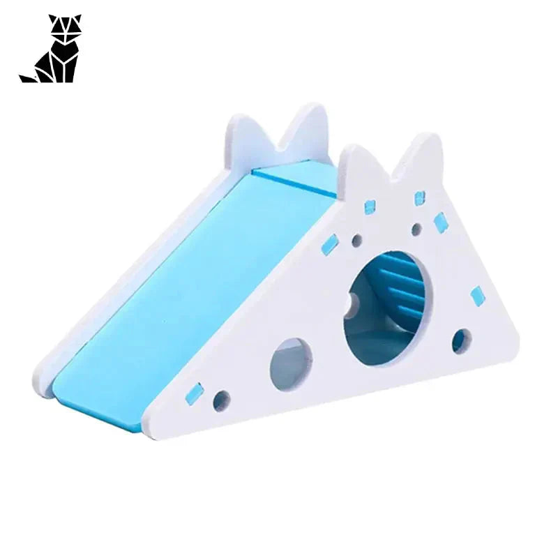 Gros plan de la petite maison de chat blanche et bleue de Slide for Little Companion in Colorful Wood (Bois)